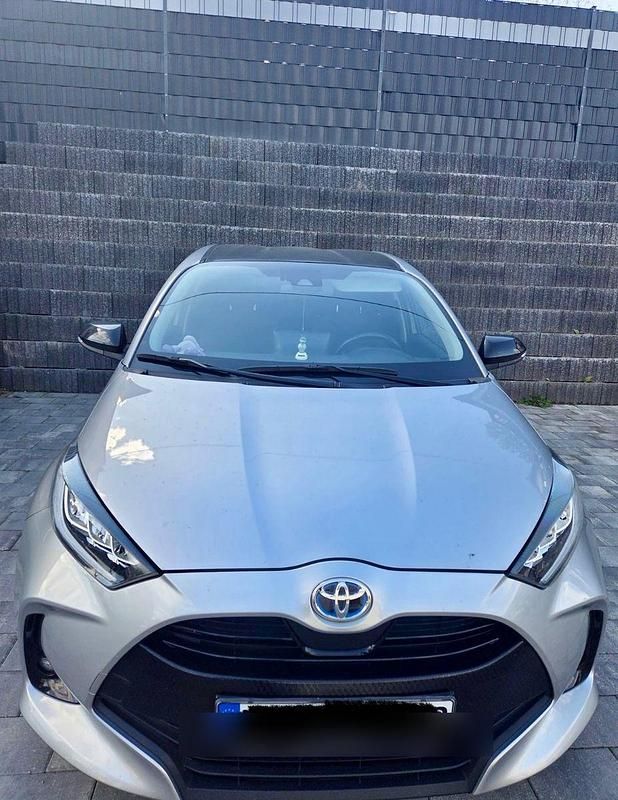 Silber Gebraucht 2022 Toyota Yaris Hybrid Team Kleinwagen | 16.999 € (Guter Preis) - Bild 1/4