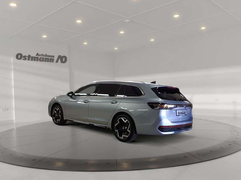 Gebraucht VW Passat R-line 150 PS (110 kW) 2024 Oyster silver Kombi