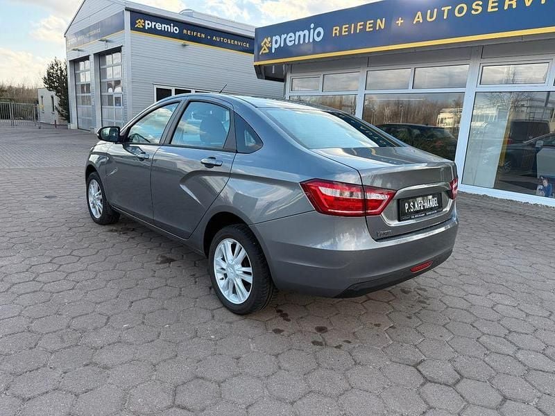 Gebraucht Lada Vesta 106 PS (77 kW) 2018 Grau Limousine