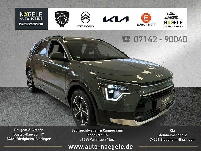 Cityscape grün met. Gebraucht 2025 Kia Niro Spirit SUV | 35.600 € (Fairer Preis) - Bild 1/4