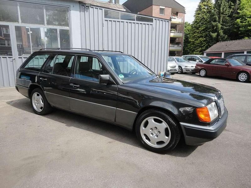 Gebraucht Mercedes E230 136 PS (100 kW) 1992 Schwarz Kombi