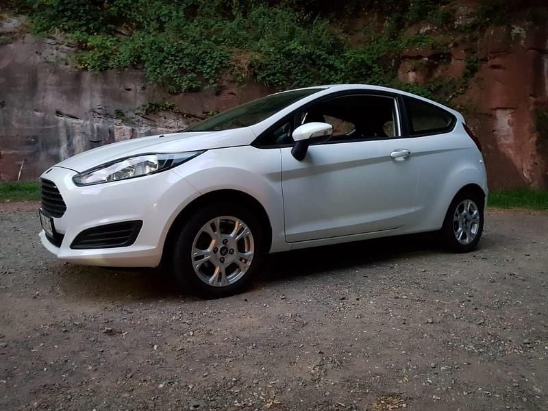 Gebraucht Ford Fiesta Ambiente 60 PS (44 kW) 2014 Weiß Kleinwagen