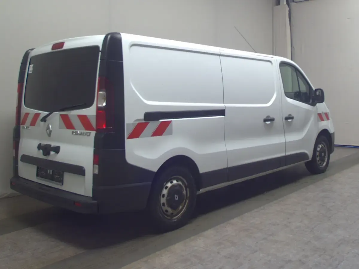 Second-hand Renault Trafic 121 CP (88 kW) 2018 Alb Monovolum