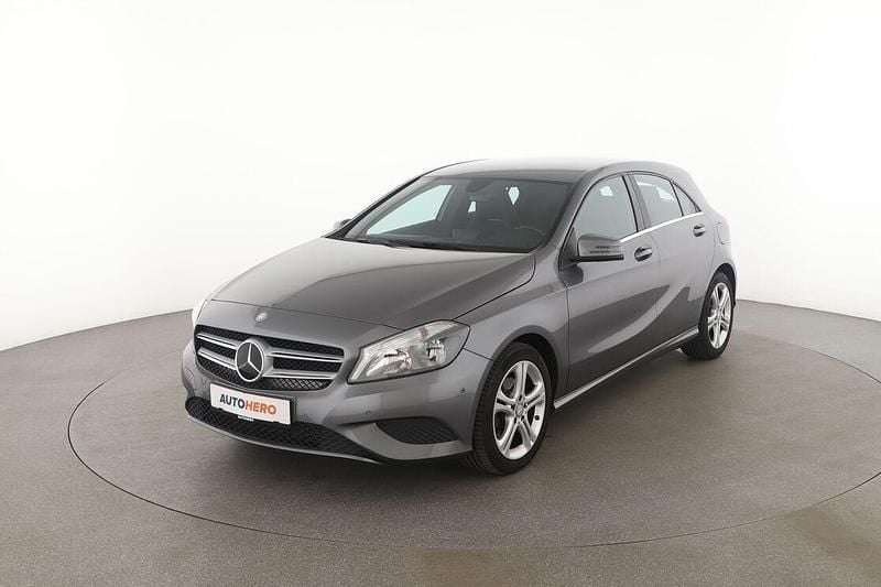 Grau Gebraucht 2015 Mercedes A180 Urban Limousine | 13.980 € (Fairer Preis) - Bild 1/3
