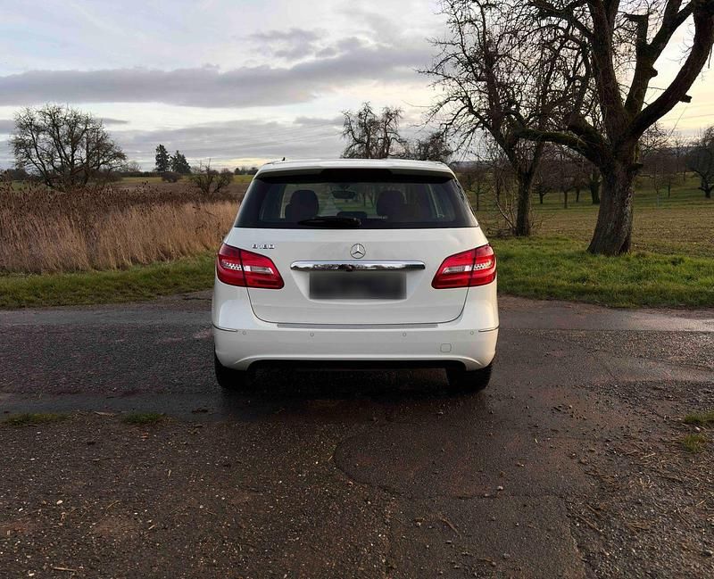 Gebraucht Mercedes B180 122 PS (89 kW) 2014 Weiß Van / Kleinbus