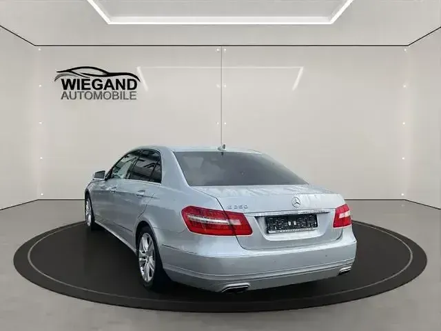 Gebraucht Mercedes E250 Avantgarde 204 PS (150 kW) 2012 Silber Limousine