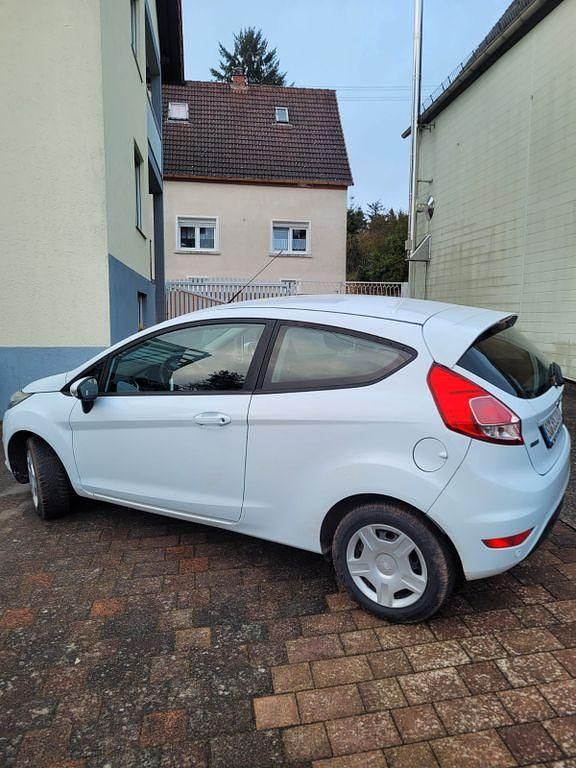 Gebraucht Ford Fiesta Cool & Connect 101 PS (74 kW) 2017 Weiß Limousine