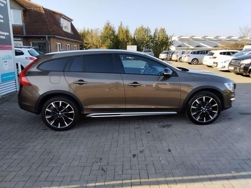 Gebraucht Volvo V60 CC Plus 150 PS (110 kW) 2018 700 twilight bronze metallic Kombi