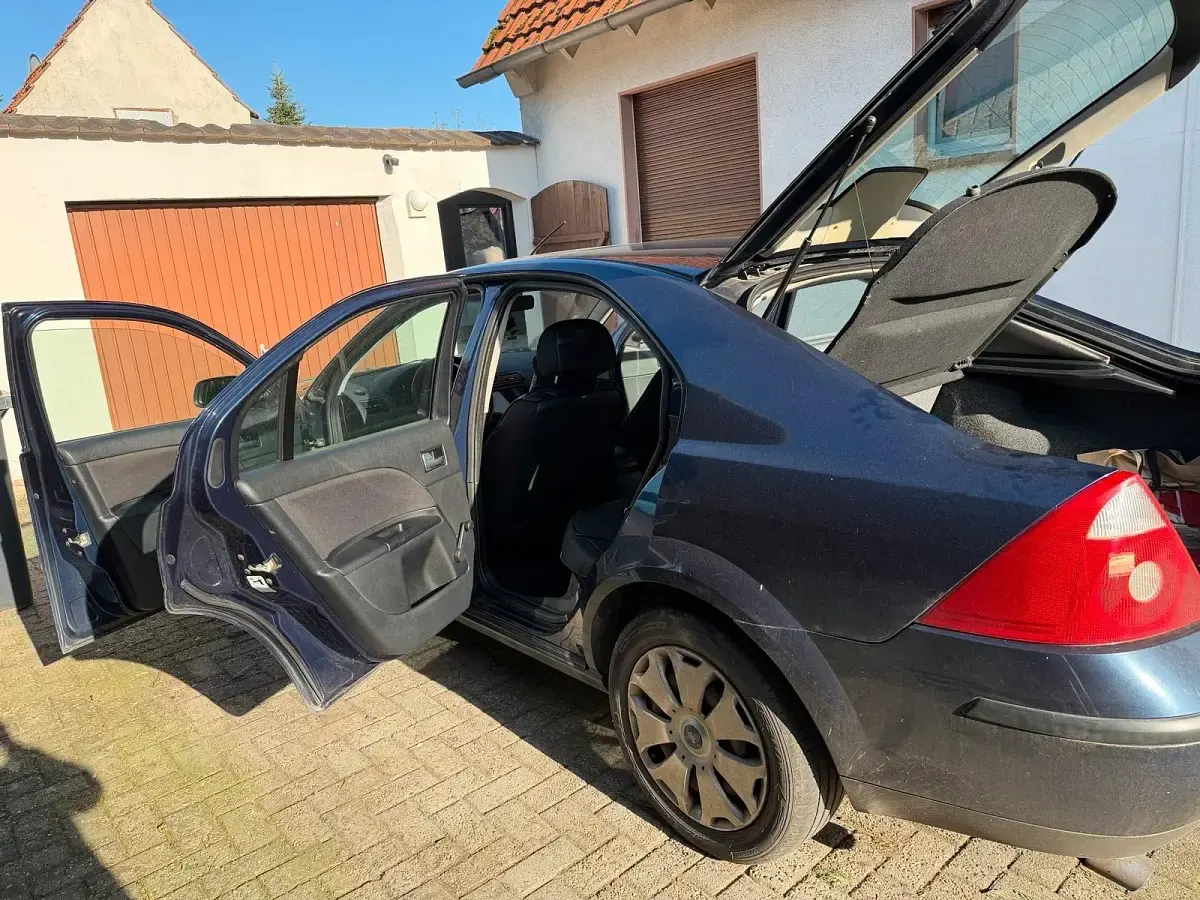 Usado Ford Mondeo 125 CV (91 kW) 2004 Azul Berlina