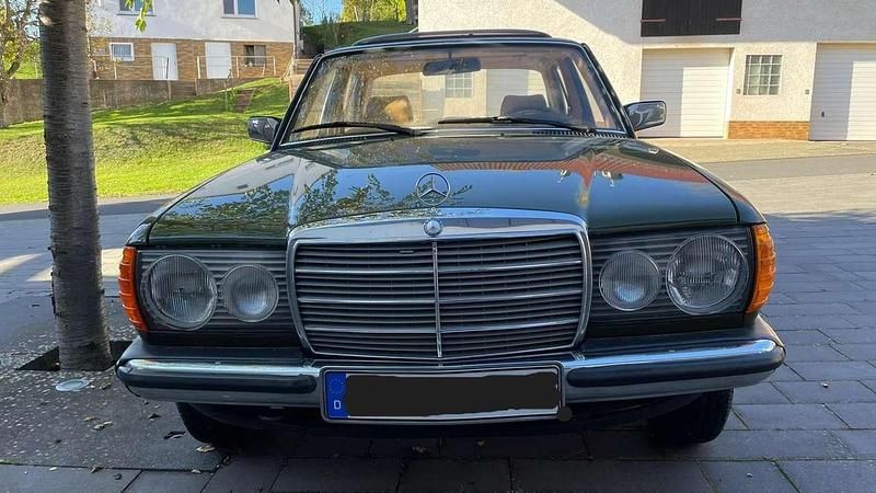 Grün Gebraucht 1982 Mercedes E230 Limousine | 9.800 € - Bild 1/4