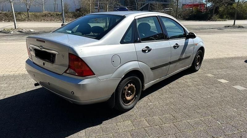 Gebraucht Ford Focus Ghia 101 PS (74 kW) 1999 Silber Limousine