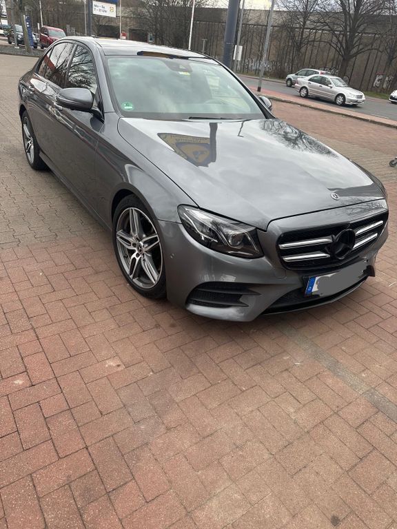 Grau Gebraucht 2020 Mercedes E220 AMG line Limousine | 33.000 € (Guter Preis) - Bild 1/4