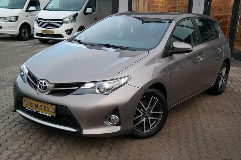 Grau Gebraucht 2014 Toyota Auris Cool Limousine | 9.990 € (Etwas zu teuer) - Bild 1/4