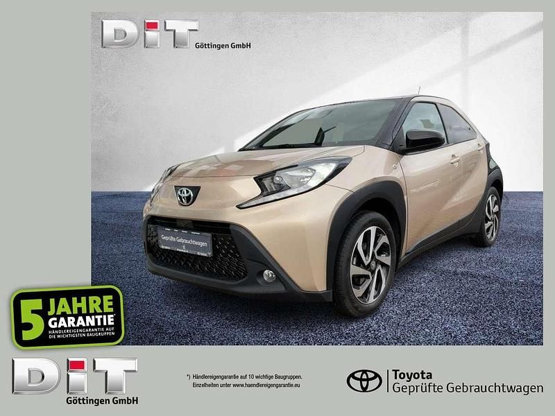 Ginger beige (4u9)/ black mica Gebraucht 2023 Toyota Aygo Pulse Kleinwagen | 15.990 € (Guter Preis) - Bild 1/4