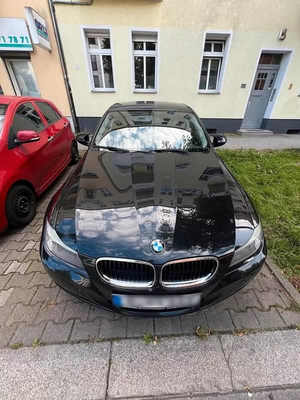 Gebraucht BMW 318 143 PS (105 kW) 2011 Schwarz Limousine