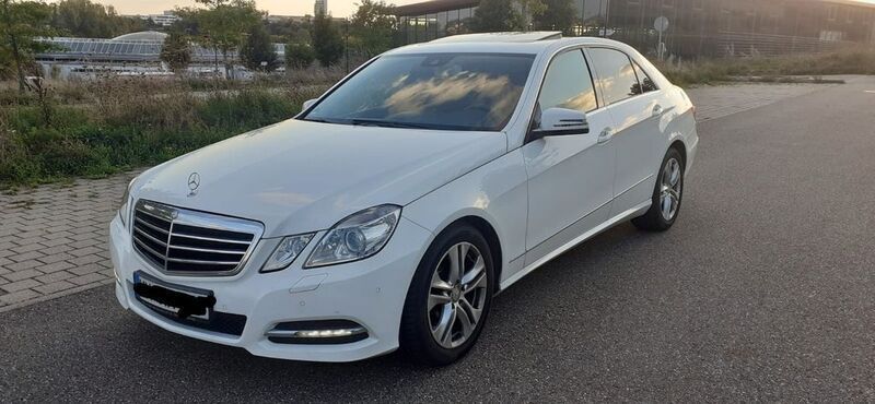Weiß Gebraucht 2013 Mercedes E200 Avantgarde Limousine | 14.990 € (Fairer Preis) - Bild 1/4