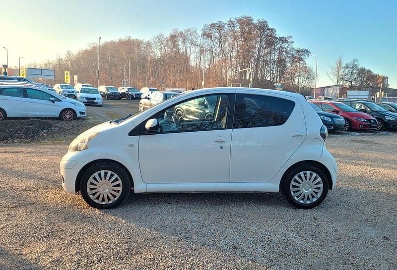 Gebraucht Toyota Aygo Edition 68 PS (50 kW) 2011 Weiß Kleinwagen