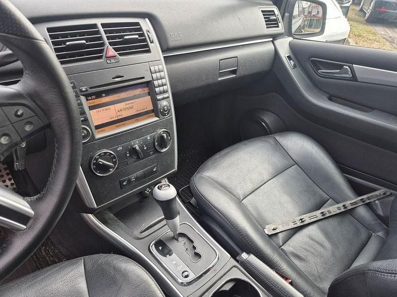 Gebraucht Mercedes B200 136 PS (100 kW) 2008 Kosmosschwarz  metalliclack Van / Kleinbus