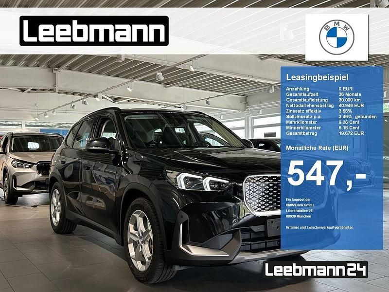 Saphirschwarz metallic Neu 2025 BMW iX1 Performance SUV | 49.875 € (Superpreis) - Bild 1/4