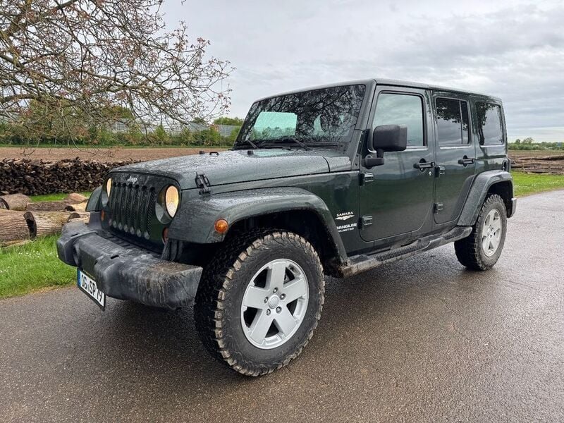 Grün Gebraucht 2011 Jeep Wrangler Unlimited Sahara SUV | 21.400 € (Superpreis) - Bild 1/4