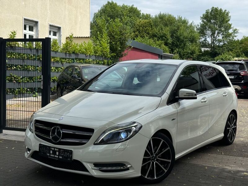 Weiß Gebraucht 2012 Mercedes B200 Edition 1 Van / Kleinbus | 8.950 € (Etwas zu teuer) - Bild 1/4