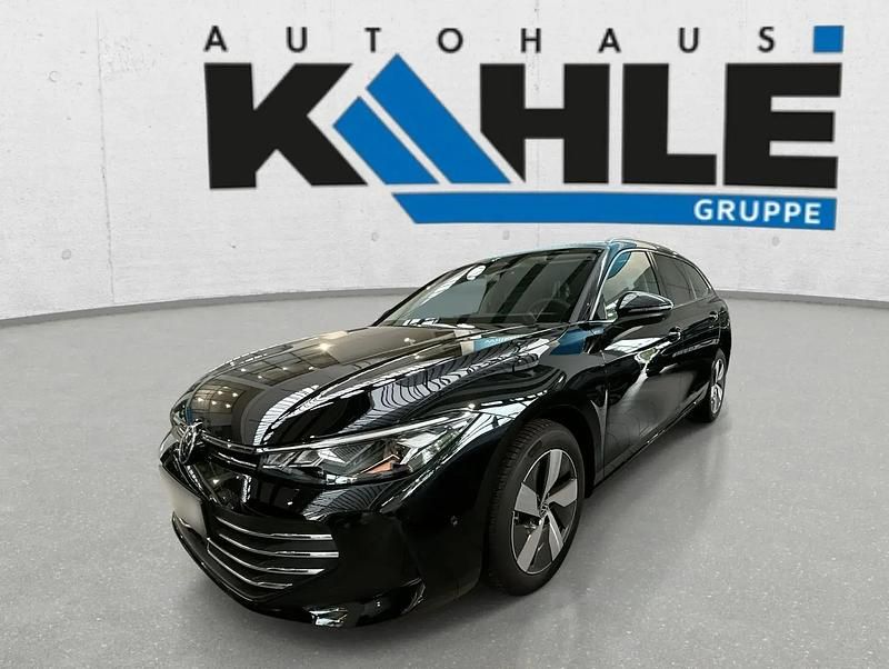 Grenadillschwarz Gebraucht 2024 VW Passat Comfortline Kombi | 50.529 € - Bild 1/4