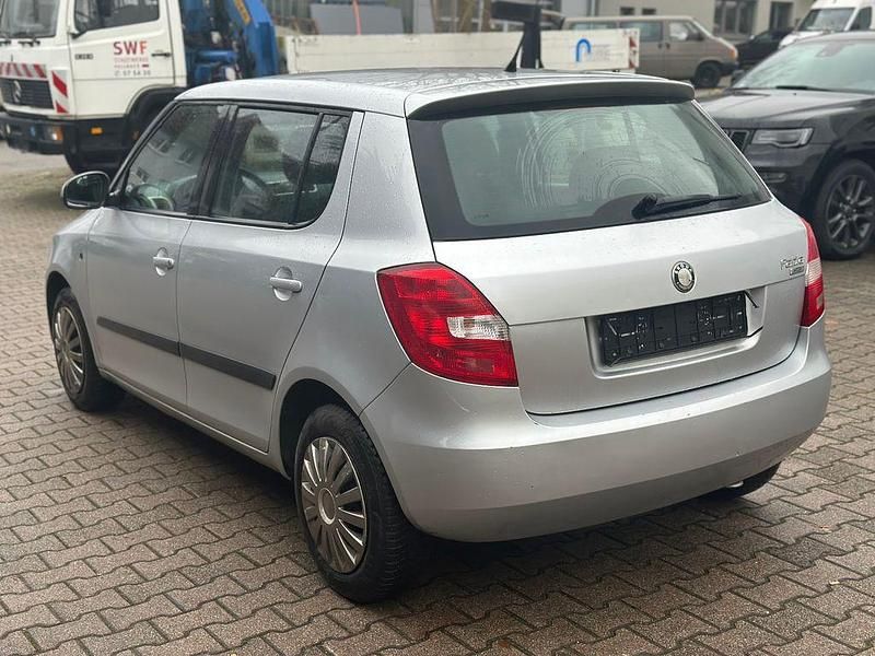 Gebraucht Skoda Fabia Ambiente 69 PS (50 kW) 2010 Silber Limousine