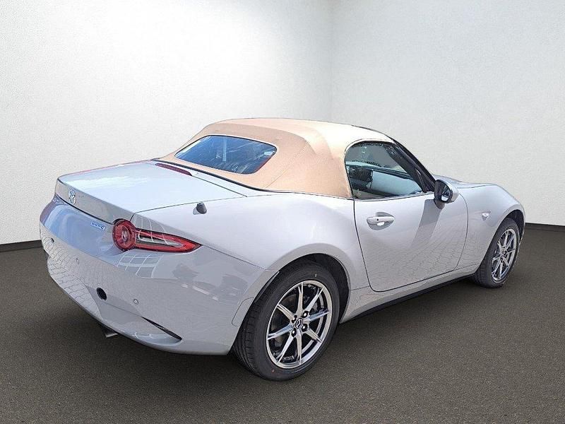 Neu Mazda MX5 Kazari 132 PS (97 kW) 2025 Beige Cabrio