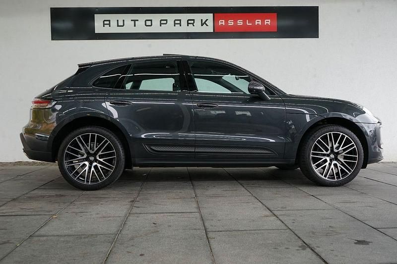 Grau Gebraucht 2022 Porsche Macan Turbo SUV | 55.880 € (Fairer Preis) - Bild 1/4