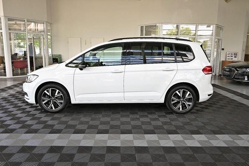 Gebraucht VW Touran Highline 150 PS (110 kW) 2021 Weiß Van / Kleinbus