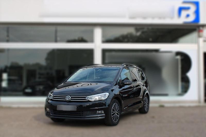 Gebraucht VW Touran Comfortline 150 PS (110 kW) 2023 Schwarz metallic Van / Kleinbus