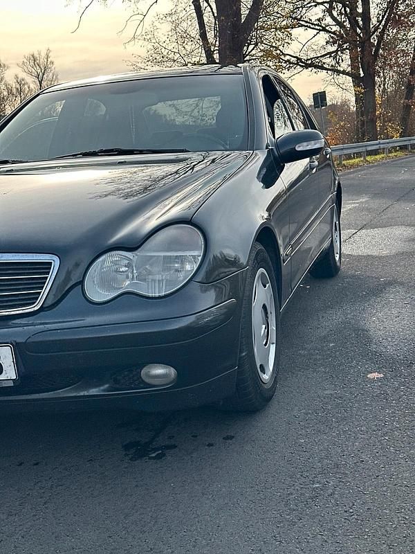 Schwarz Gebraucht 2004 Mercedes C220 Limousine | 2.900 € (Fairer Preis) - Bild 1/4
