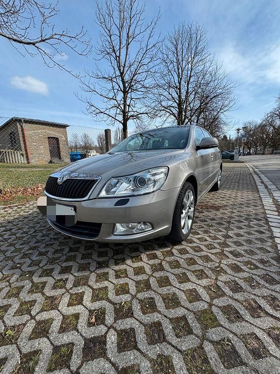 Gebraucht Skoda Octavia Elegance 140 PS (102 kW) 2011 Grau Kombi