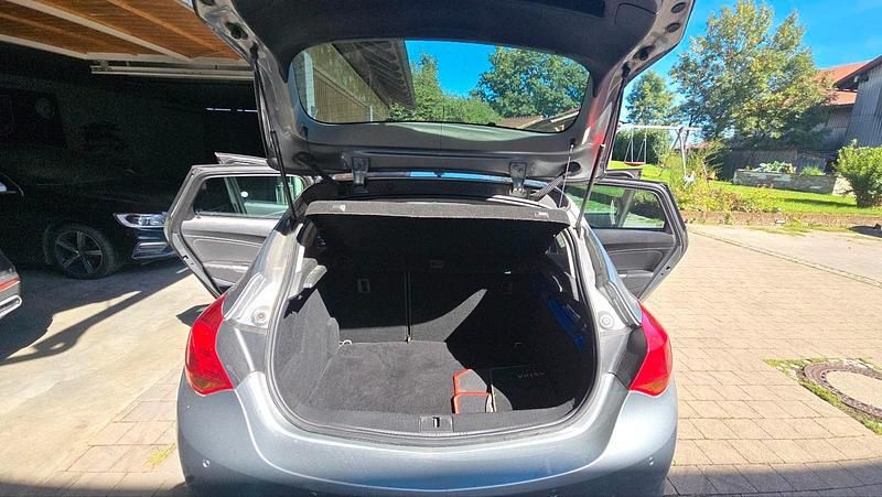 Grau Gebraucht 2012 Opel Astra Limousine | 2.500 € (Guter Preis) - Bild 1/4