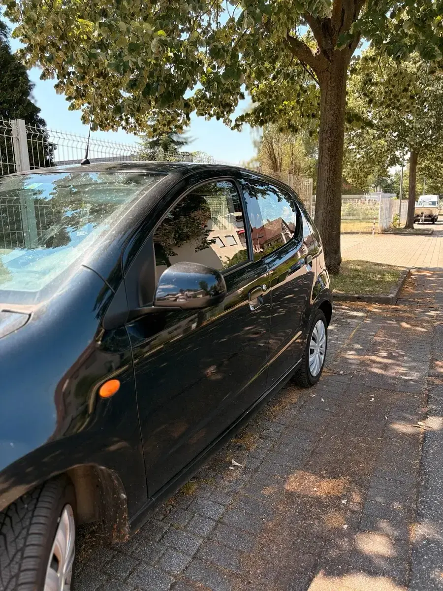 Gebraucht Nissan Pixo 68 PS (50 kW) 2010 Schwarz Kleinwagen