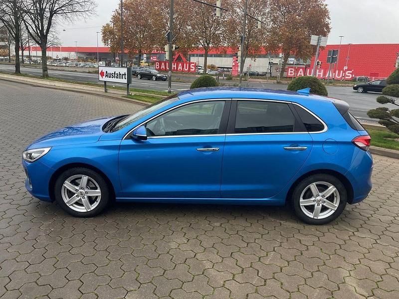 Gebraucht Hyundai i30 Premium 140 PS (102 kW) 2017 Blau Limousine