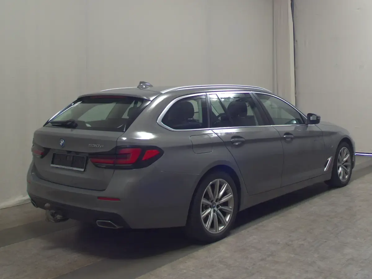 Gebraucht BMW 530e Sport Line 292 PS (214 kW) 2022 Grau Kombi