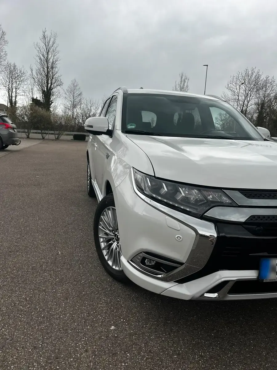 Gebraucht Mitsubishi Outlander P-HEV 224 PS (164 kW) 2018 Weiß Limousine