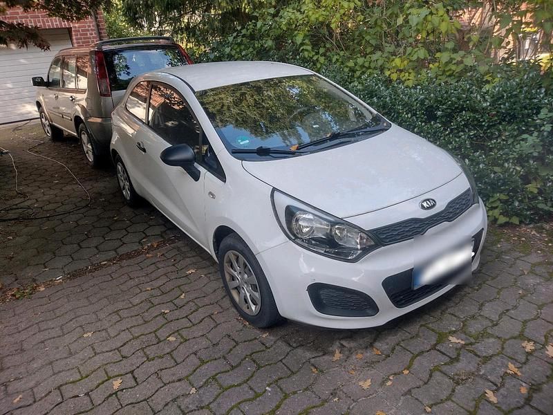 Weiß Gebraucht 2013 Kia Rio Kleinwagen | 2.500 € - Bild 1/4