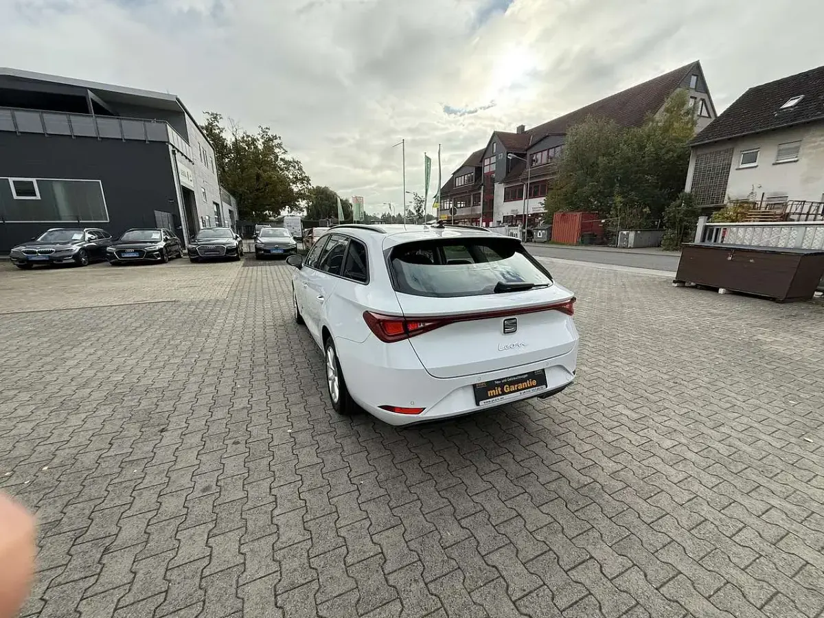Używany Seat Leon Style 150 KM (110 kW) 2022 Biały Kombi