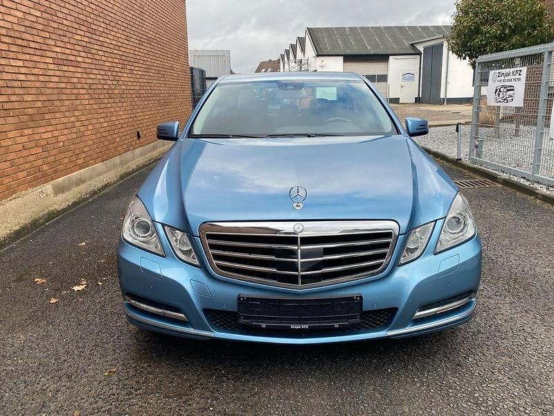 Gebraucht Mercedes E250 Elegance 204 PS (150 kW) 2011 Blau Limousine