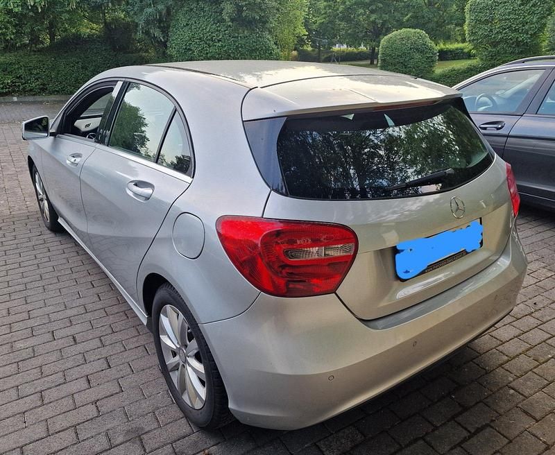 Gebraucht Mercedes A180 122 PS (89 kW) 2014 Silber Kleinwagen