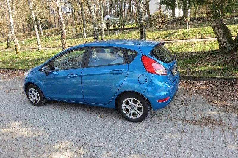 Gebraucht Ford Fiesta SYNC Edition 101 PS (74 kW) 2016 Blau Limousine