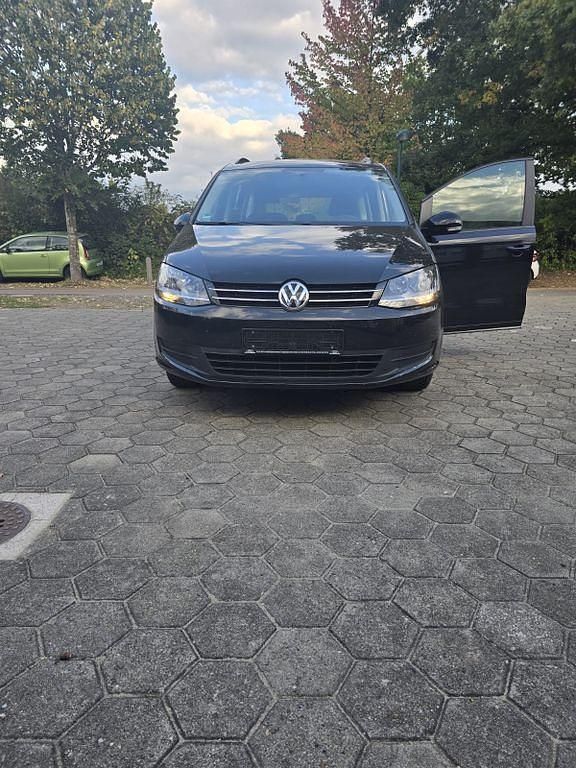 Schwarz Gebraucht 2018 VW Sharan Trendline Van / Kleinbus | 15.500 € (Superpreis) - Bild 1/4