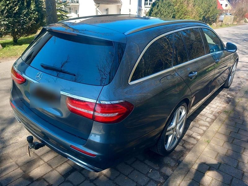 Gebraucht Mercedes E220 Avantgarde 194 PS (142 kW) 2016 Grau Kombi