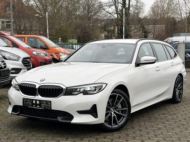 Weiß Gebraucht 2022 BMW 330 Shadowline Kombi | 27.900 € (Superpreis) - Bild 1/4