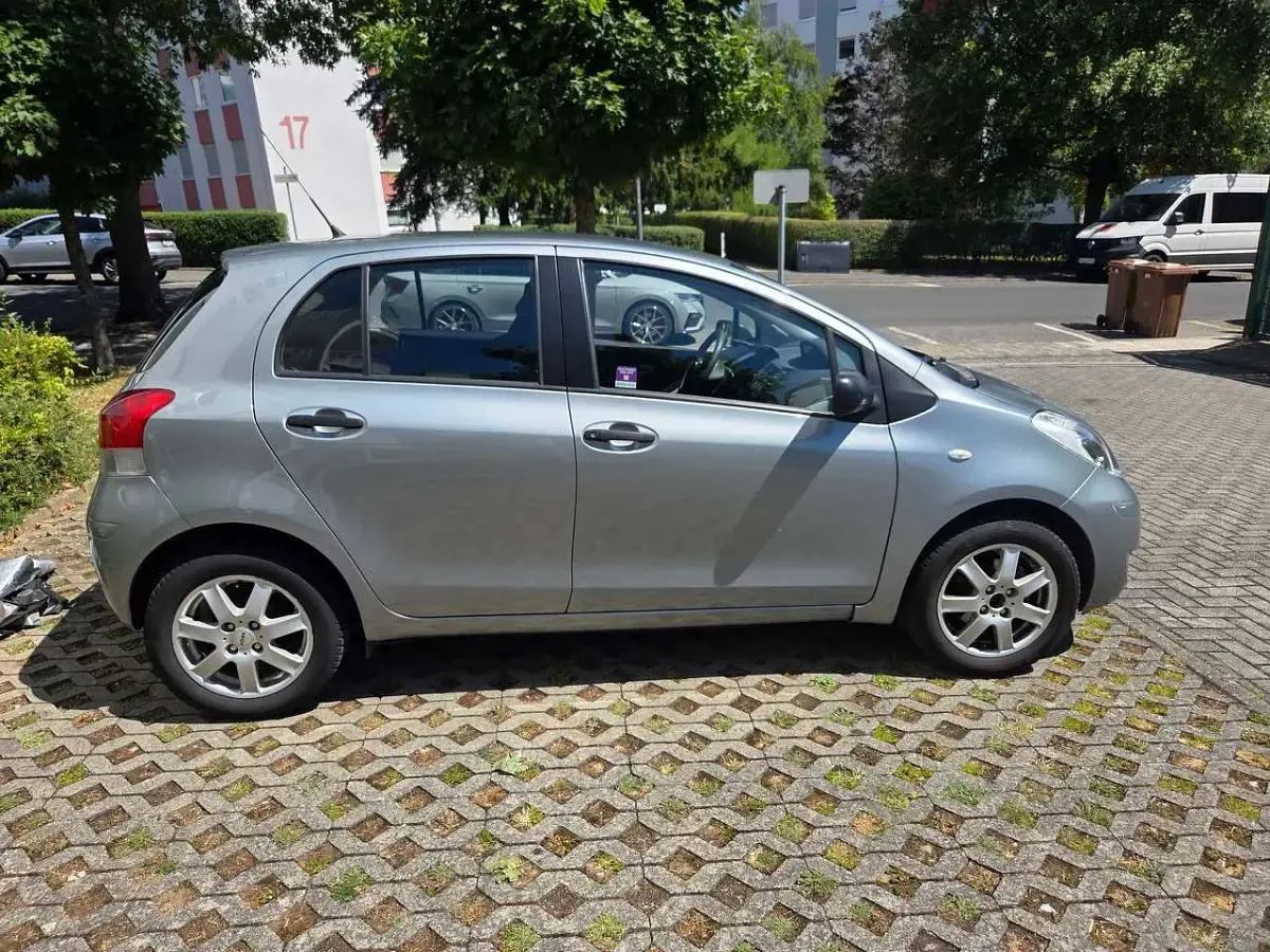 Gebraucht Toyota Yaris 69 PS (50 kW) 2009 Silber Kleinwagen