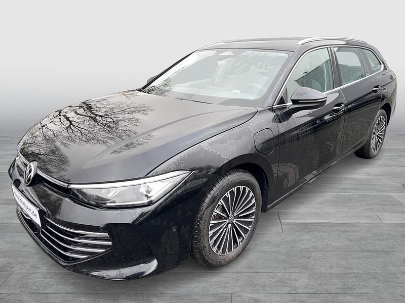 Grenadillschwarz metallic Neu 2025 VW Passat Elegance Kombi | 42.998 € (Superpreis) - Bild 1/3