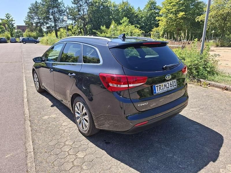 Schwarz Gebraucht 2018 Kia Ceed DREAM-TEAM Edition Limousine | 11.300 € (Fairer Preis) - Bild 1/4