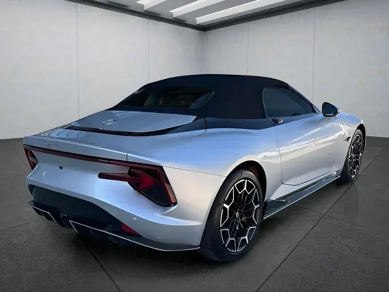 Neu MG Cyberster 250 kW (340 PS) 2025 Silber Cabrio